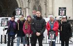 
David Challen (i midten) og ngo'en Justice for Women har i flere år kæmpet for at få hans mor frikendt for mord. Her er de under en demonstration foran appelrettens bygninger. Nu har de vundet en stor sejr.
   Foto: Yui Mok/PA Archive/PA Images