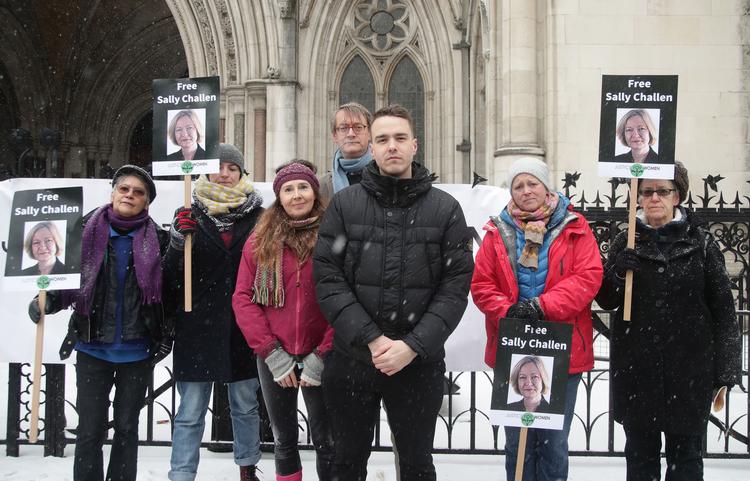 
David Challen (i midten) og ngo'en Justice for Women har i flere år kæmpet for at få hans mor frikendt for mord. Her er de under en demonstration foran appelrettens bygninger. Nu har de vundet en stor sejr.
   Foto: Yui Mok/PA Archive/PA Images