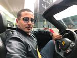 God til numre på nettet, glad for gule sportsvogne – her en Ferrari 