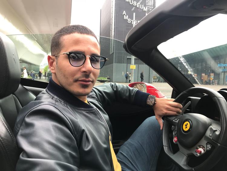 God til numre på nettet, glad for gule sportsvogne – her en Ferrari 