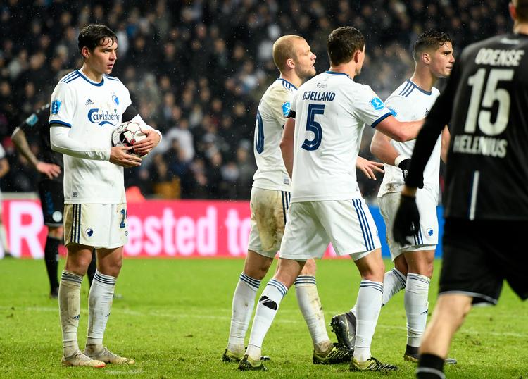 Nicolai Boilesen og Andreas Bjelland måtte fjerne en rasende Pieros Sotoriou, som ville sparke straffespark. Robert Skov hamrede kort efter ind til 6-1 og endnu et hattrick.  Foto: Lars Poulsen/POLFOTO