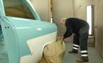 Ole Bramsgaard er godt tilfreds med den to-farvede karos på bilen. Foto: Screendump / Tv2 Bornholm