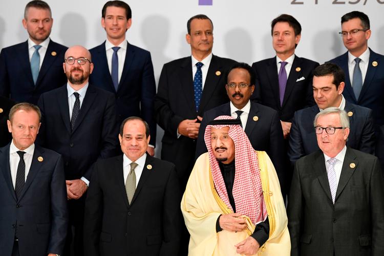 
Gruppefoto med ledere fra EU og Den arabiske Liga. Prominente topfolk manglede dog: Frankrigs Macron og Saudi-Arabiens Mohammed Bin Salman.  Foto: Khaled Desouki/Ritzau Scanpix