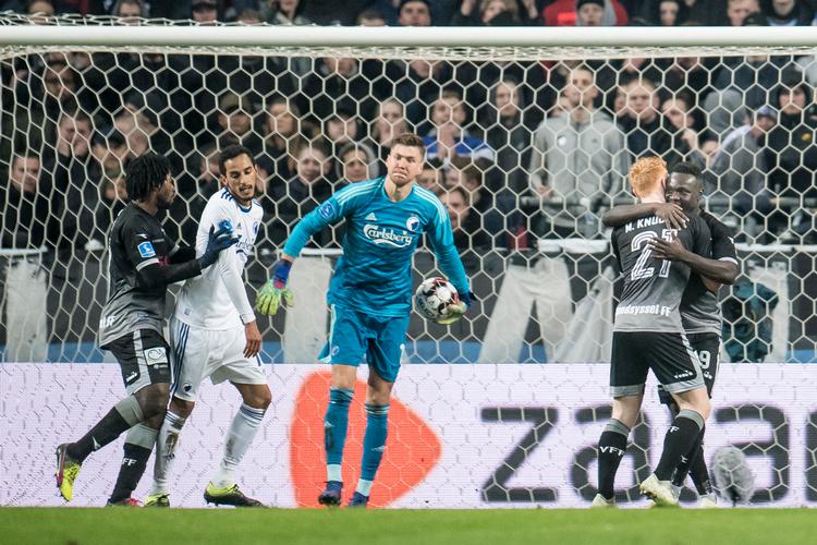 FCK-målmanden Jesse Joronen var en af de FCK'ere, der var i gavehumør i hjemmekampen, som de fleste havde forventet ville ende med en sikker sejr over Vendsyssel FF. Her han lige indkasseret 0-1-målet, og gæsterne jubler.
    Vendsyssels Moses Opondo scorer til 0-1 under Superligakampen mellem FC København og Vendsyssel FF i Telia Parken i København, mandag den 25. februar 2019.. (Foto: Mads Claus Rasmussen/Ritzau Scanpix)
   Foto: Mads Claus Rasmussen/Ritzau Scanpix