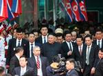Kim Jung-un virkede afslappet, da han ankom til Vietnam, men var som vanligt omgivet af sortklædte sikkerhedsfolk.

   Foto: Athit Perawongmetha/Ritzau Scanpix