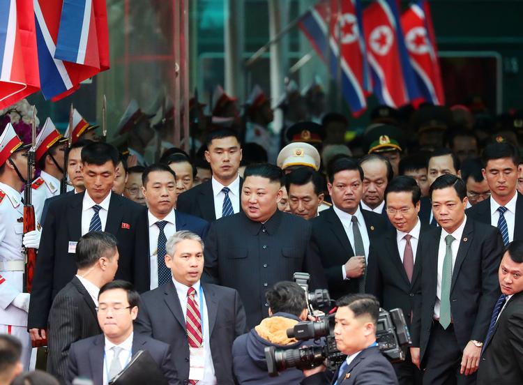 Kim Jung-un virkede afslappet, da han ankom til Vietnam, men var som vanligt omgivet af sortklædte sikkerhedsfolk.

   Foto: Athit Perawongmetha/Ritzau Scanpix