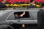 Kim Jong-un vinker fra den limousine, der skulle transportere ham det sidste stykke af turen til Hanoi. Foto: Athit Perawongmetha/Ritzau Scanpix