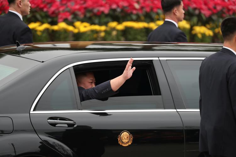 Kim Jong-un vinker fra den limousine, der skulle transportere ham det sidste stykke af turen til Hanoi. Foto: Athit Perawongmetha/Ritzau Scanpix