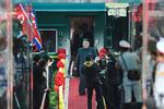 Kim Jong-un stiger ud af sit tog efter at være ankommet til den vietnamesiske grænseby Dong Dang.
   Foto: Nhac Nguyen/Ritzau Scanpix