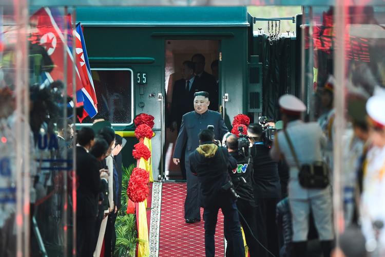 Kim Jong-un stiger ud af sit tog efter at være ankommet til den vietnamesiske grænseby Dong Dang.
   Foto: Nhac Nguyen/Ritzau Scanpix