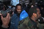 R. Kelly maser sig gennem en hob af fotografer efter at være løsladt mod kaution fra Cook County-fængslet i Chicago.  Foto: Scott Olson/Ritzau Scanpix