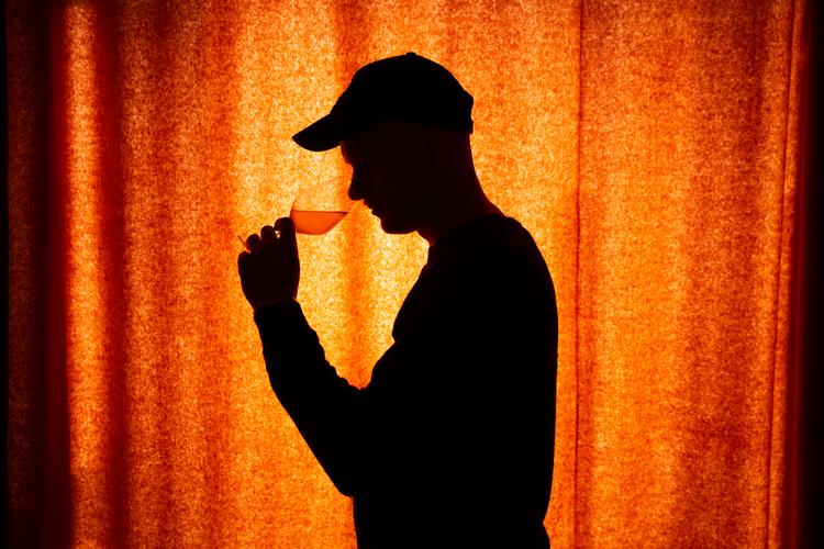 Ejer af Gaarden & Gaden, Thomas Spelling, drikker ikke meget vin derhjemme. Men en god flaske La Lune siger han aldrig nej til.  Foto: Jens Hartmann Schmidt/POLFOTO