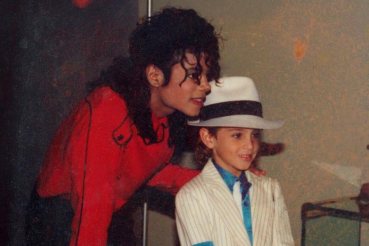 Søgsmålet mod Wade Robson og James Safechuck, som ifølge Michael Jacksons fans har vanæret den afdøde popstjerne, bliver anlagt ved en fransk domstol.  