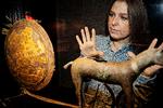 
Forfatter Malene Sølvsten henter inspiration på museer, blandt andet på Nationalmuseet, hvor hun her kigger på Solvognen. 
   Foto: Martin Lehmann/POLFOTO