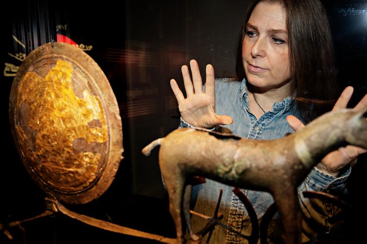 
Forfatter Malene Sølvsten henter inspiration på museer, blandt andet på Nationalmuseet, hvor hun her kigger på Solvognen. 
   Foto: Martin Lehmann/POLFOTO