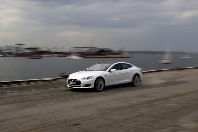 Moderne bilers indbyggede computere styrer ikke alene den avancerede elektronik, men fungerer også som en sort boks, der nøje registrerer alt om køreturen. Det bruger tysk politi nu i indsatsen mod fartgalninge. Foto: Finn Frandsen/POLFOTO