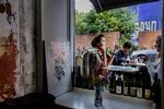 Kalenderen siger forår, og det betyder kølig vin i eftermiddagssolen. Foto: Mads Nissen/POLFOTO