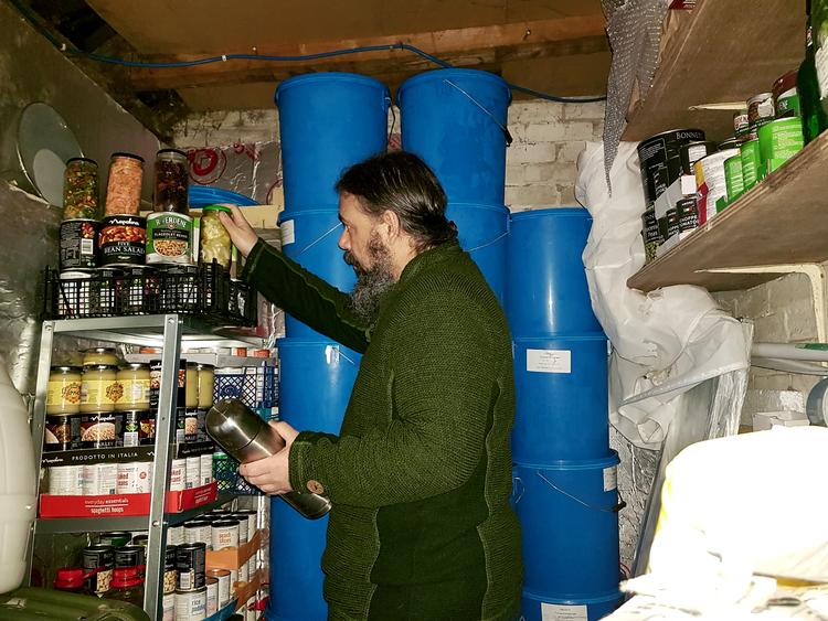 Beredt. I de blå spande opbevarer Melvin Burton  vakuumpakkede alluminiumsposer med korn og majs. 