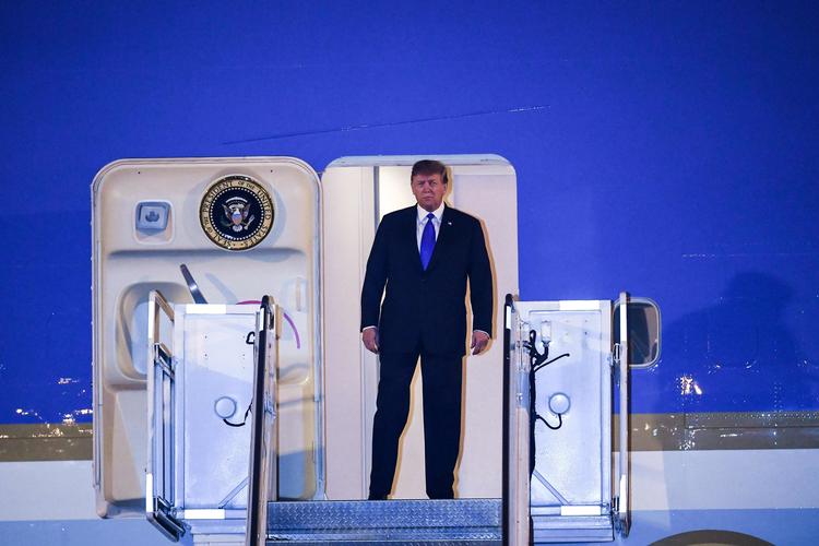  Donald Trump forlader Air Force One i Noi Bai International Airport  Hanoi, Vietnam.
   Foto: Manan Vatsyayana/Ritzau Scanpix