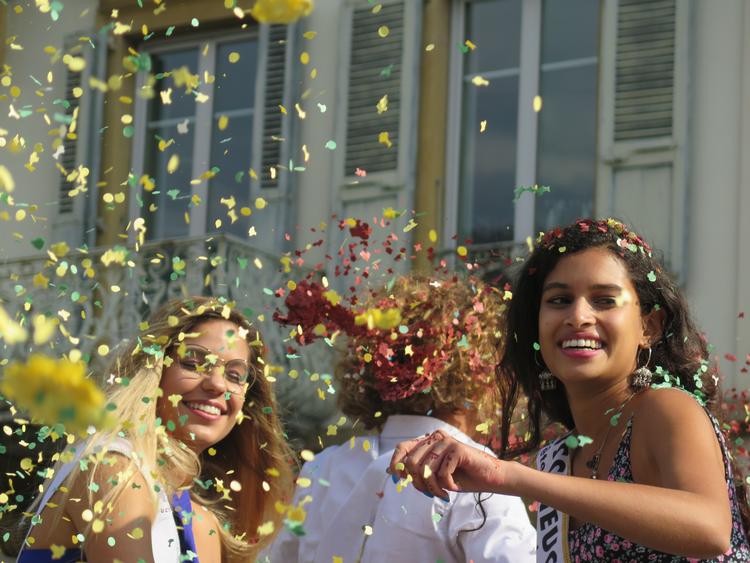 Konfettien flyver rundt om ørene på de piger, der står på paradevognene i Neuchâtel. De været med i kapløbet om at blive Miss Neuchâtelunder byens tre dage lange høstfest, Fête des Vendanges. Foto: Anna Ringblom
