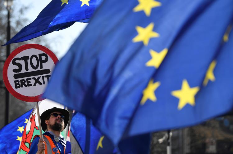 Storbritannien træder formelt set ud af EU 29. marts. Landet kan inden da vælge at udskyde Brexit - enten i kort eller lang tid - men det er ikke uden konsekvenser for det kommende valg til Europa-Parlamentet.-
   Foto: Toby Melville/Ritzau Scanpix