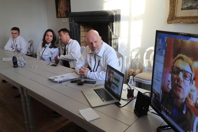 Initiativtager og formand på projektet Mårten Hedlund lytter til Mats Wilanders ord fra USA under en pressekonference i Sverige tirsdag. Til venstre for Hedlund ses det australske tennisikon Pat Cash, ATP’s chef for Champions Tour, Caroline Lacy, og det 14-årige svenske talent Hugo Ljung. Foto: Lars Dareberg 