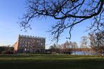 Svaneholms Slott blev opført af en dansk rigsråd ved navn Mourids Jepsen Sparre, men selv om det på mange måder ligner sig selv snart 500 år senere, så bliver for eksempel området her foran slottet snart omdannet til en tennisbane omkranset af tilskuerpladser. Foto: Lars Dareberg 