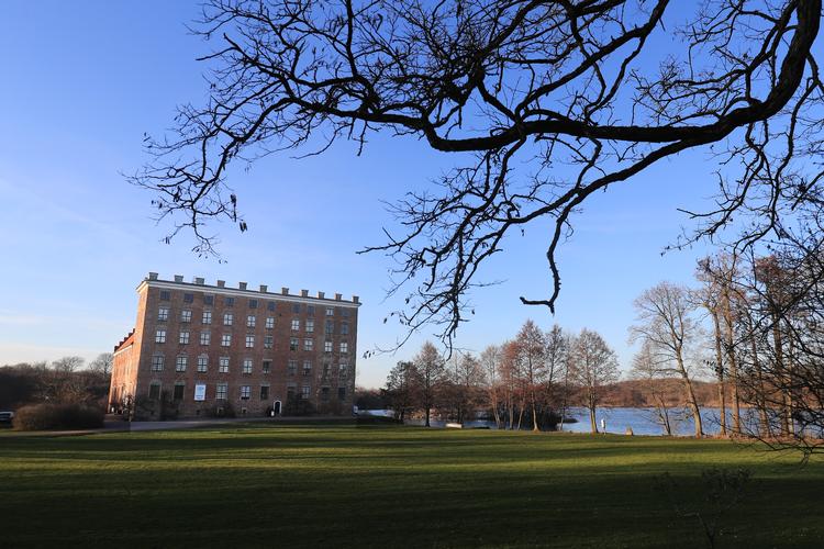 Svaneholms Slott blev opført af en dansk rigsråd ved navn Mourids Jepsen Sparre, men selv om det på mange måder ligner sig selv snart 500 år senere, så bliver for eksempel området her foran slottet snart omdannet til en tennisbane omkranset af tilskuerpladser. Foto: Lars Dareberg 