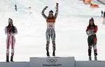 
  Sensationelt var det Ester Ledecka, der stod øverst på podiet efter det olympiske Super-G-løb i Pyeongchang sidste år, mens Anna Veith (tv.) blev nr. 2 og Tina Weirather nr. 3.
   Foto: Christophe Ena/Ritzau Scanpix
