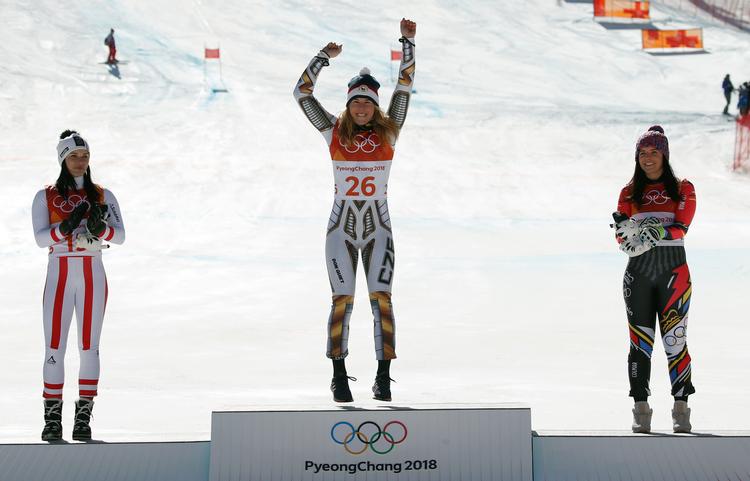 
  Sensationelt var det Ester Ledecka, der stod øverst på podiet efter det olympiske Super-G-løb i Pyeongchang sidste år, mens Anna Veith (tv.) blev nr. 2 og Tina Weirather nr. 3.
   Foto: Christophe Ena/Ritzau Scanpix