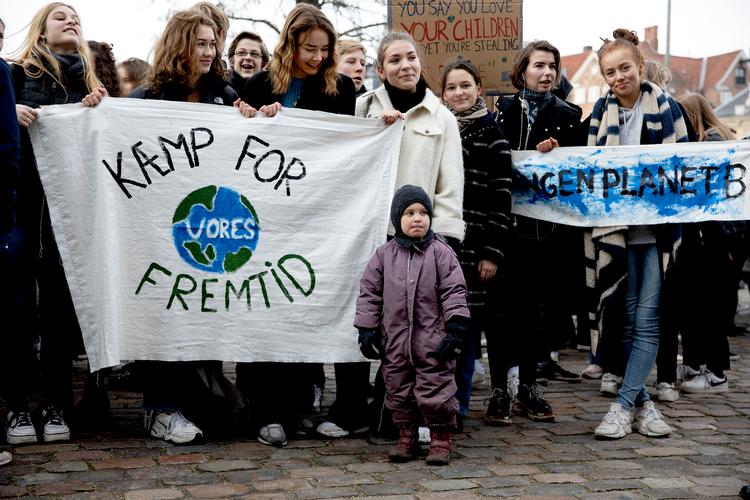 Kravet om en skrappere klimapolitik har ikke kun sendt et populært borgerforslag i Folketinget. Det har udløst en række demonstrationer på gadeplan. Her er omkring 2.000 skole- og gymnasieelever samlet foran Christiansborg 1. februar. Foto: Finn Frandsen/POLFOTO