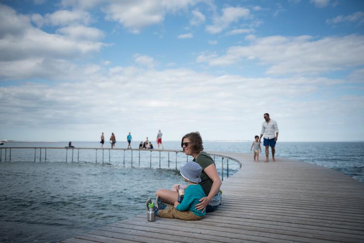 
 Det er ganske gratis at nyde en varm sommerdag ved Aarhus, men det kan være meget rart med feriepenge. Sommeren 2020 er en overgangssommer mellem den gamle og nye ferielov, og den kan blive på økonomisk smalhals, medmindre man planlægger i god tid.
   Foto: Laura Bisgaard Krogh