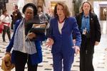 Demokraternes formand for Repræsentanternes Hus, Nancy Pelosi (i midten) og hendes partifælle Sheila Jackson Lee (tv.) på vej til at stemme Trumps nødret ned.  Foto: Jim Watson/Ritzau Scanpix