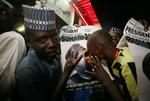 En tilfreds vælger kysser en valgplaket med et portræt af Nigerias genvalgte præsident, Muhammadu Buhari. Foto: Afolabi Sotunde/Ritzau Scanpix