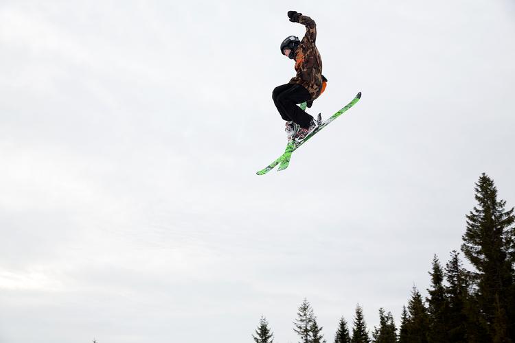En ung norsk skiløber hoppede over et fremspring, og havde så meget fart på, at han ikke kunne styre uden om 10-årige danske Ida. Skiløberen på billedet har intet med sagen at gøre.
   Foto: Thomas Borberg/POLFOTO