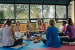 'Workin' Moms'  indledes genialt, mener Henrik Palle. Tre nybagte mødre taler i triste vendinger om deres brysters forfatning. Men da kameraet zoomer ud til sidst, ser vi, at det slet ikke står så galt til, som mødrene synes. Pr-foto Netflix
