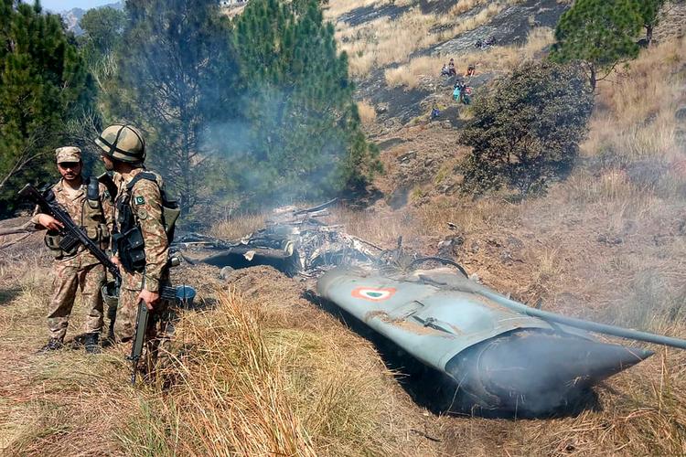 Pakistan hævder, at dette er vraget af et indisk kampfly, som det pakistanske militær skød ned på den pakistanske del af grænsen i delstaten Kashmir.  Foto: Str/Ritzau Scanpix