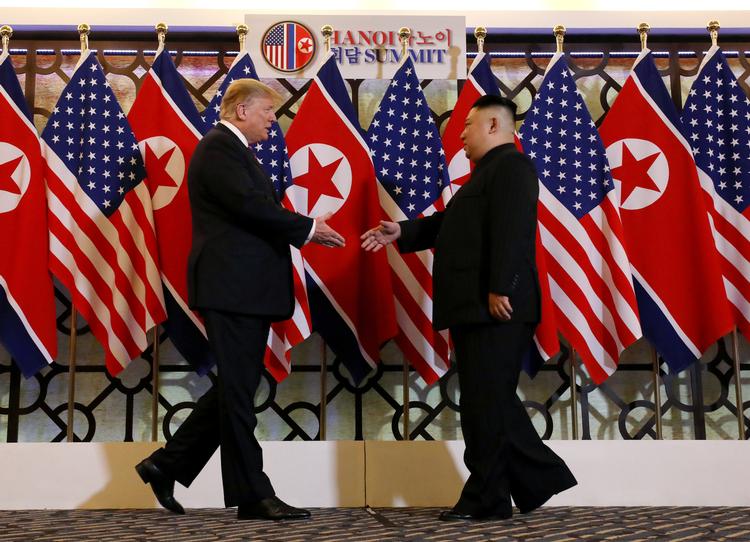 Trump og Kim Jong-un giver hånd i Hanoi, 27. februar. Foto: Leah Millis/Ritzau Scanpix