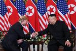 Donald Trump og Kim Jong-un trykker hænder ved begyndelsen af deres andet topmøde i Hanoi. Foto: Saul Loeb/Ritzau Scanpix