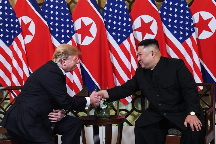 Donald Trump og Kim Jong-un trykker hænder ved begyndelsen af deres andet topmøde i Hanoi. Foto: Saul Loeb/Ritzau Scanpix