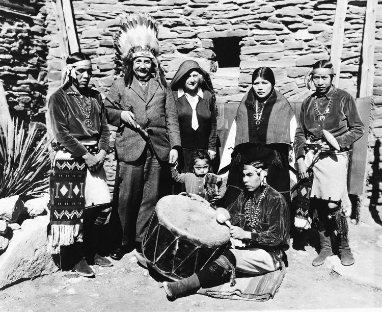 Sammen med sin hustru, Elsa Einstein, poserer Albert Einstein sammen med en gruppe indianere fra hopi-stammen i marts 1931. Foto: Anonymous/Ritzau Scanpix