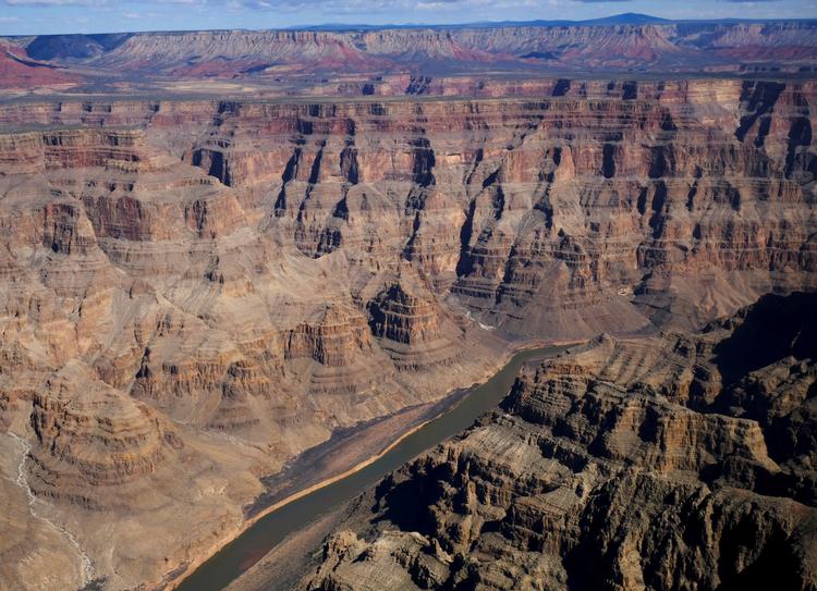 Colorado-floden slynger sig igennem den vestlige del af Grand Canyon; februar 2018. Floden er 2.300 km lang, udspringer i Rocky Mountains og løber ud i Den Californiske Havbugt i Mexico. Foto: Darrin Zammit Lupi/Ritzau Scanpix