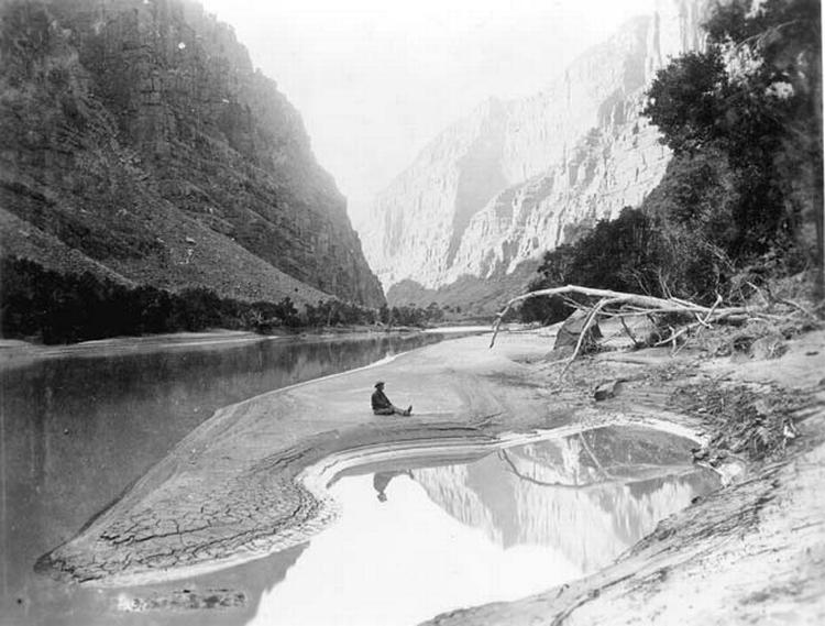 John Wesley Powell var en amerikansk etnolog, geolog og opdagelsesrejsende, der flere gange udforskede Grand Canyon-området. Billedet her er fra John Wesley Powells ekspedition i 1872, hvor hans gruppe er nået til Green River. Foto: Grand Canyon National Park