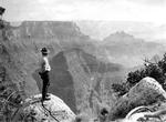 Parkbetjenten Tex Worley skuer ud over Grand Canyon fra Arapahoe Point i september 1936. Foto: Grand Canyon National Park