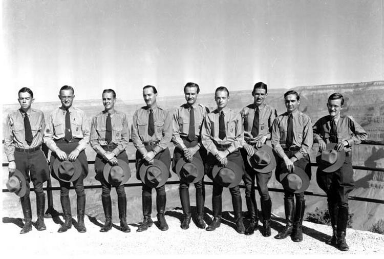 En gruppe sæsonarbejdere med slips og skarpe pressefolder stiller sig frem for fotografen i 1939. Parken har i dag 382 ansatte. Foto: Grand Canyon National Park