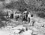 Naturforskeren George Hesemann undersøger nogle fossile fodspor på Hermit-vandrestien i august 1963. Der er blevet fundet spor af mennesker, der har boet i området for 12.000 år siden.  