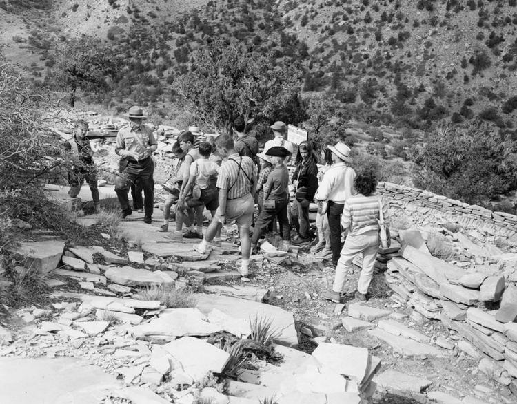 Naturforskeren George Hesemann undersøger nogle fossile fodspor på Hermit-vandrestien i august 1963. Der er blevet fundet spor af mennesker, der har boet i området for 12.000 år siden.  