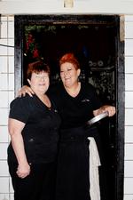 Bruna Mia Dieni (th.) og hendes mor, Jytte Bertelsen, kunne sidste år fejre 40 års jubilæum for grillbaren Chicky Grill i Kødbyen.
   Foto: Emma Sejersen/POLFOTO