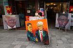 Kunstnere i Vietnam har fået et nyt motiv: de to politiske ledere Kim Jong-un og Donald Trump.   Foto: Jorge Silva/Ritzau Scanpix