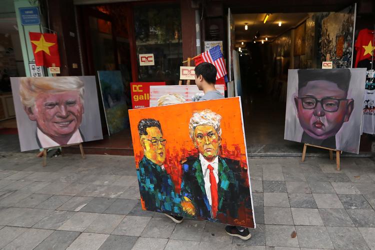 Kunstnere i Vietnam har fået et nyt motiv: de to politiske ledere Kim Jong-un og Donald Trump.   Foto: Jorge Silva/Ritzau Scanpix